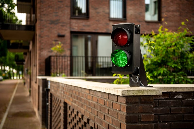 Verkeerslicht op de muur langs de hellingbaan naar een parkeergarage