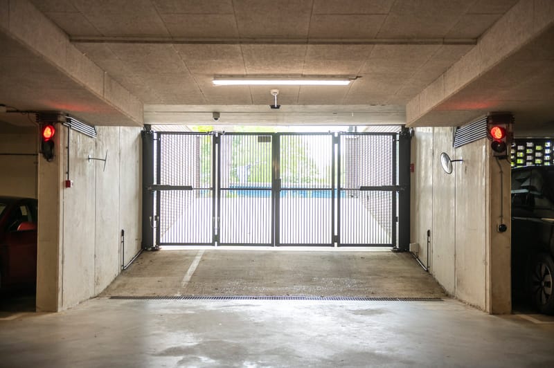 Toegangshekken met verkeerslichten bij de uitrit van een ondergrondse parkeergarage