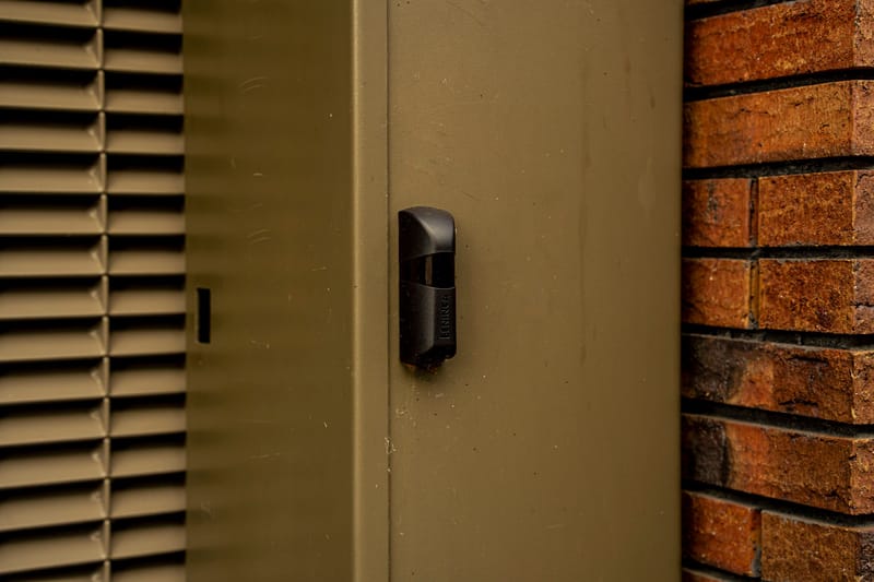 Lezer naast de speedgate in de gevel