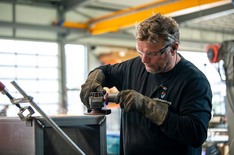 Medewerker aan het werk in de werkplaats van Van Klompenburg in Elburg
