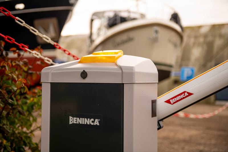 Slagboom van Benincà bij een jachthaven