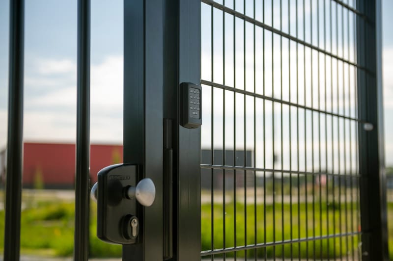 Looppoort in dubbelstaafmathekwerk met paslezer en elektrisch slot