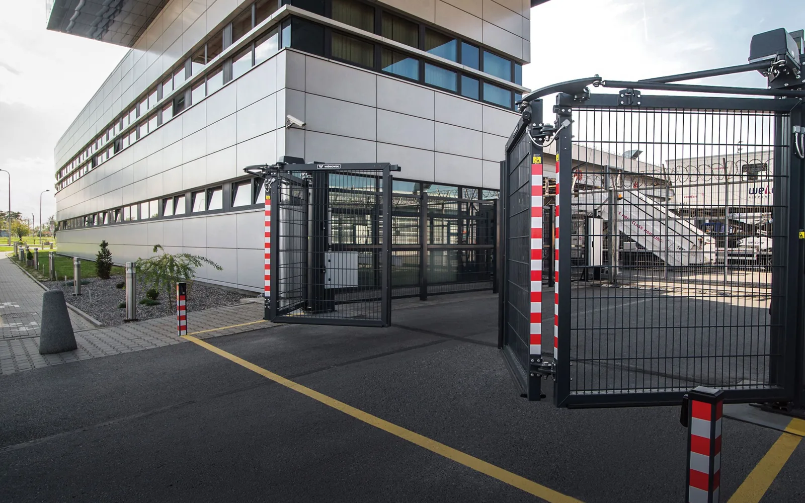 Wiśniowski V-KING snelvouwpoort geopend bij een bedrijfslocatie