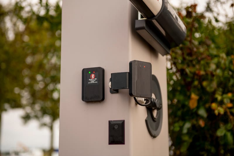 Ontvanger en lezer op de kast van een slagboom