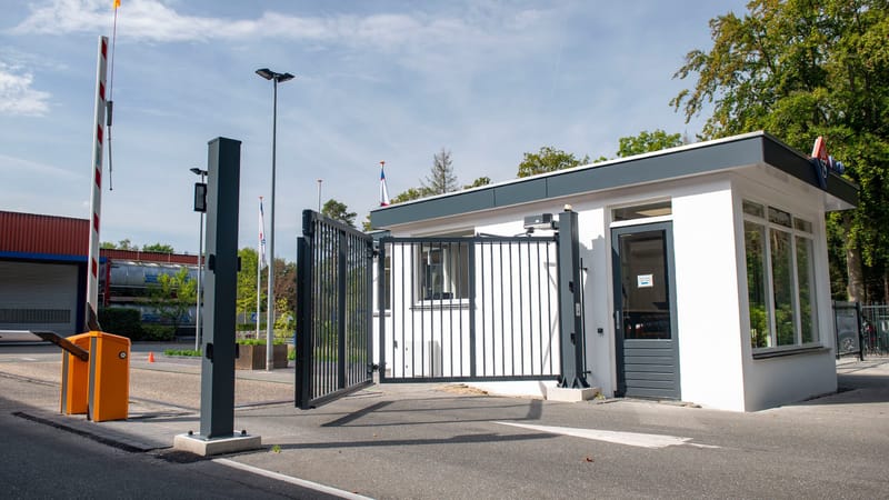 Portiersloge met poorten en slagbomen bij de inrit van Navobi in Ermelo