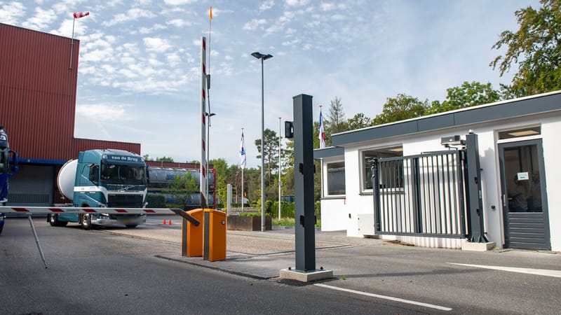 Slagboom van Magnetic voor een tankwagen bij de inrit van Navobi in Ermelo