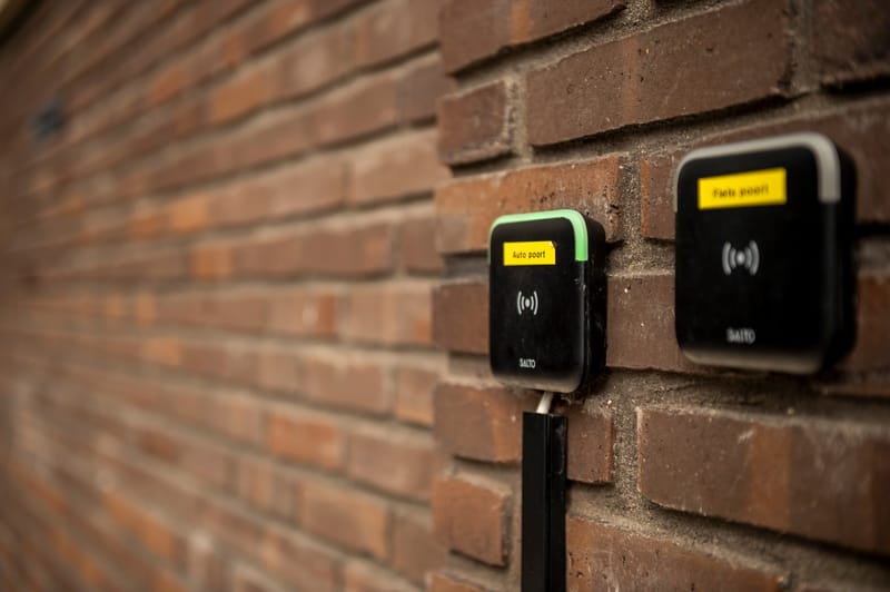 Twee Salto-taglezers aan de gevel bij de garage-inrit