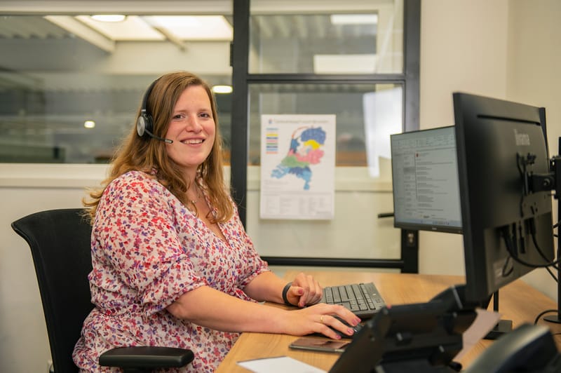 Medewerker met headset aan het werk op kantoor in Elburg