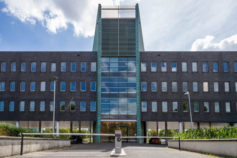 Inrit van kantorencomplex Green Capitol in Almere, waar de slagbomen openen op kenteken, tag of app