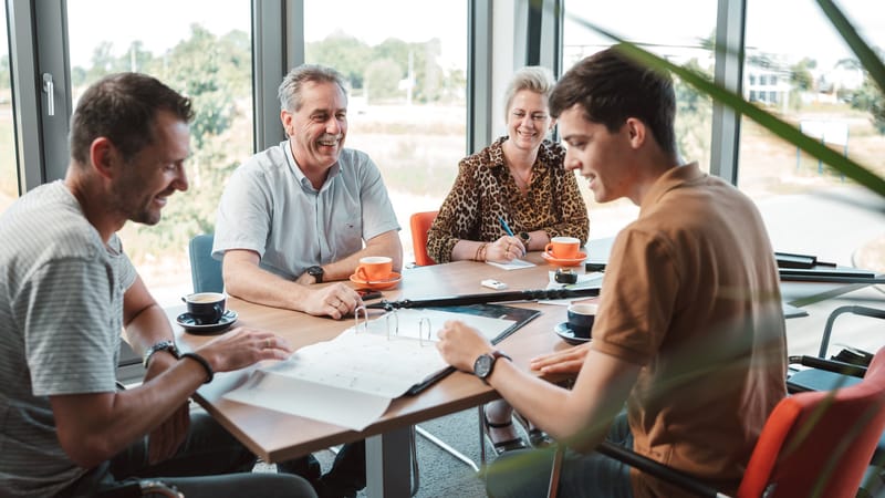 Collega's van Van Klompenburg in overleg op kantoor
