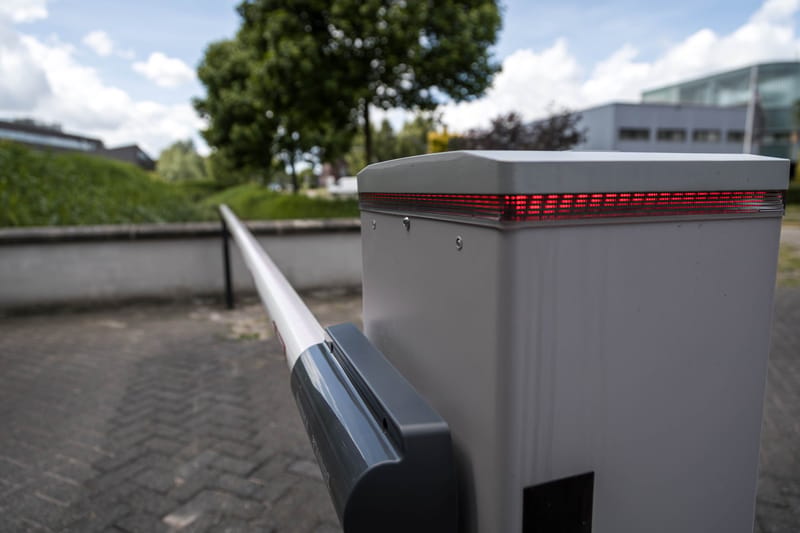 Slagboom met ledverlichting in de kap, met de arm in close-up