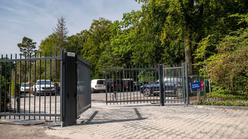 Spijlen draaipoorten bij de ingang van het parkeerterrein van Navobi