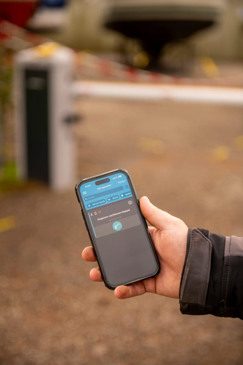 Slagboom wordt geopend met een app op een smartphone