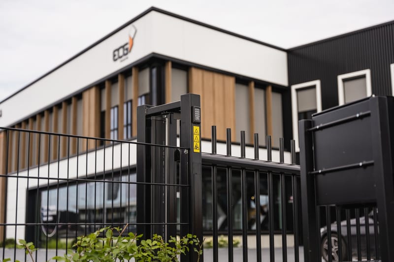 Schuifpoort bij de inrit van een bedrijfspand