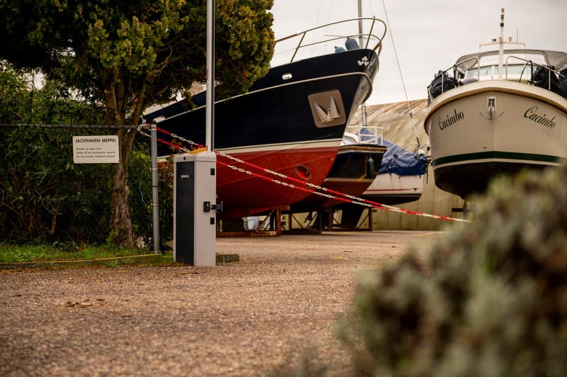 Slagboom bij de inrit van een jachthaven in Meppel, met boten op de wal