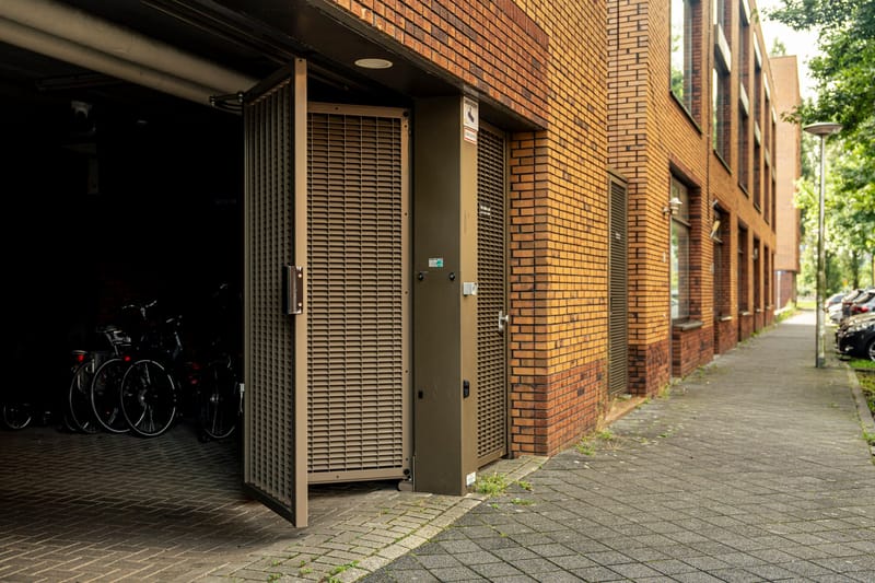 Geopende speedgate naar de fietsenstalling van een woongebouw in Utrecht