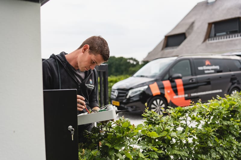 Monteur werkt aan de besturing van een poort