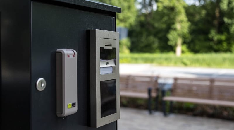 Kaartlezer en intercom op een zuil bij de entree van een kliniek