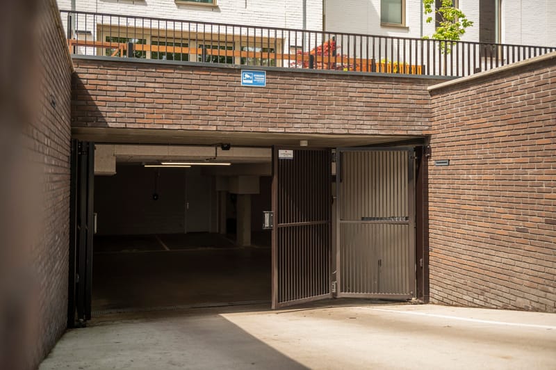 Inrit van de parkeergarage onder het complex Sluiseiland in Vianen, met de poort op maat