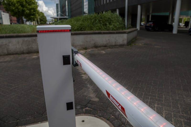 Slagboomkolom van Benincà met verlichte arm