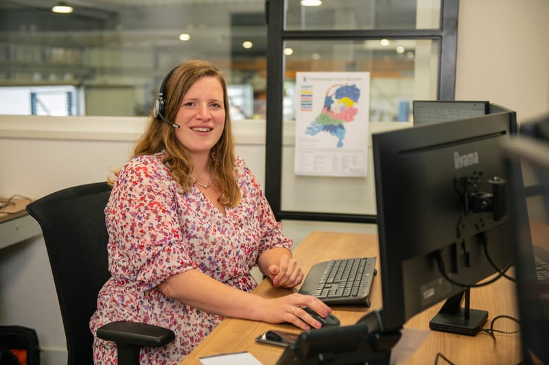 Medewerker met headset aan het werk op kantoor in Elburg