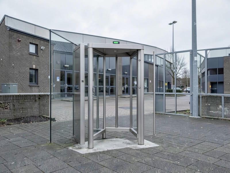 Tourniquet bij een fabriekspoort