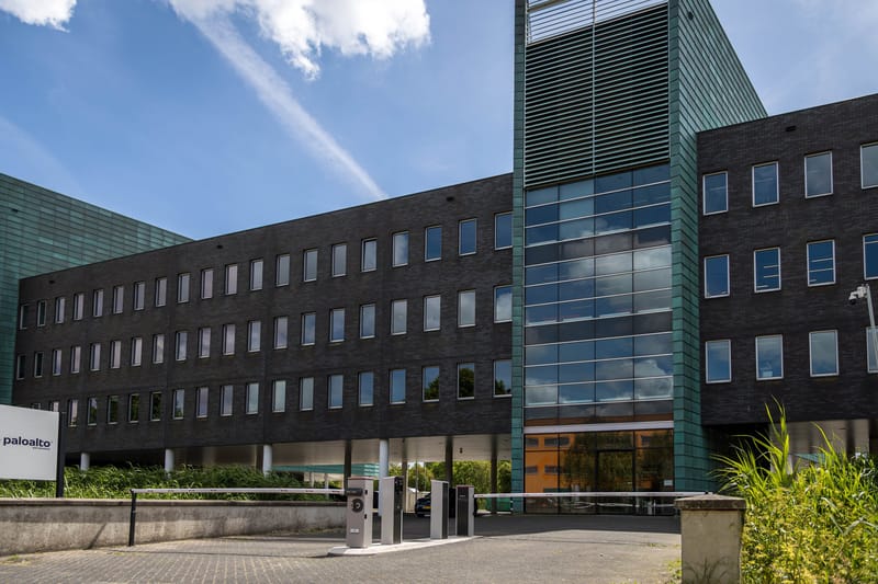 Kantorencomplex Green Capitol in Almere met de toegangszuilen bij de inrit