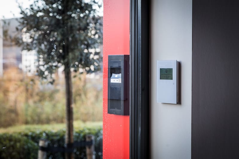 2N-intercom en taglezer naast de entree van het pand van Faber in Elburg