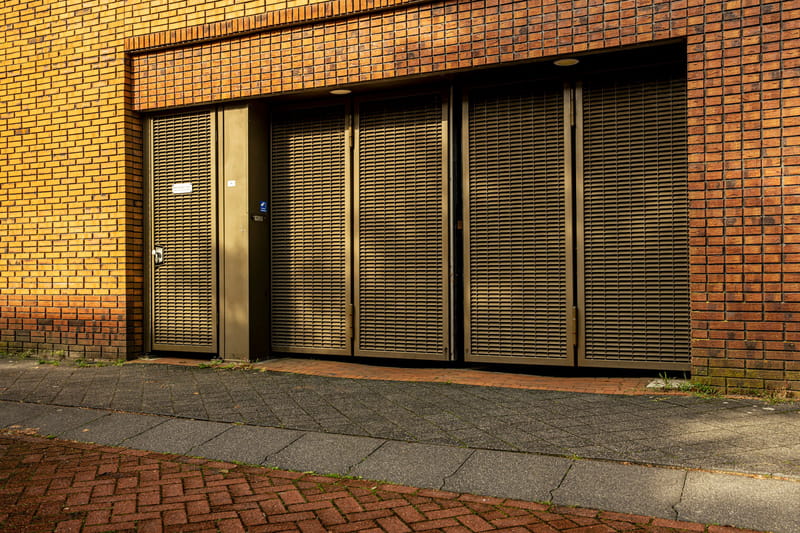 Gesloten speedgates in de gevel van een appartementencomplex