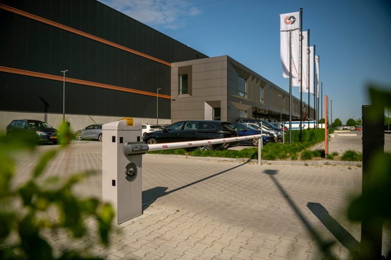 Slagboom bij de inrit van een distributiecentrum
