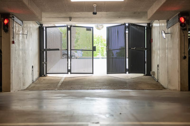 Poort van een parkeergarage onder een appartementencomplex, van binnenuit gezien