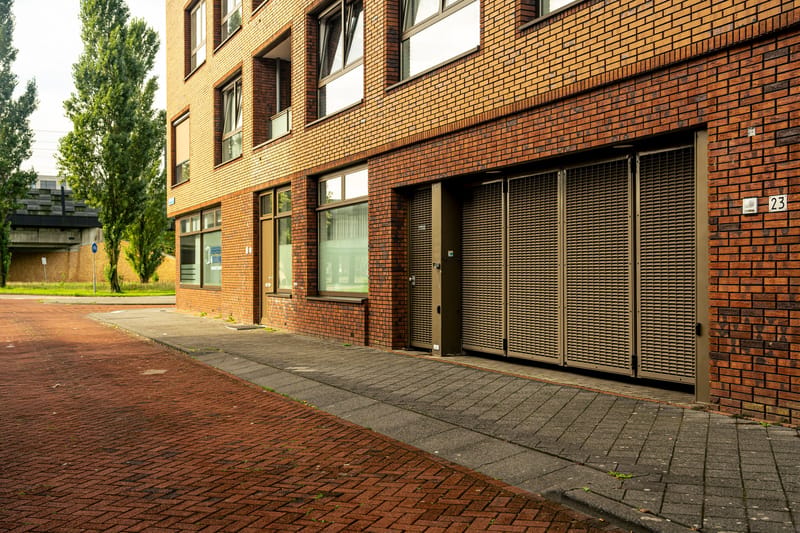 Speedgate in de gevel van het woongebouw