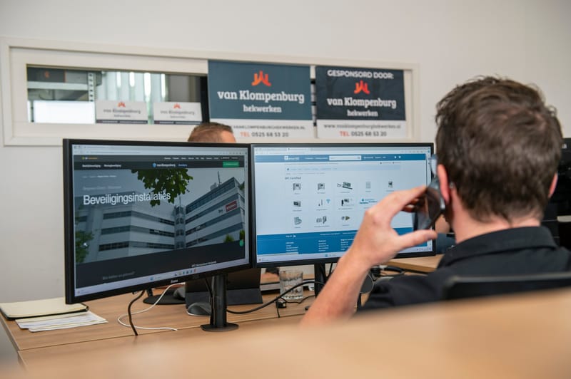 Medewerker belt op kantoor bij Van Klompenburg