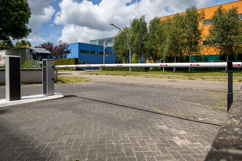 Automatische slagboom over de inrit van een bedrijventerrein
